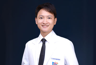 陳柏州 醫師专治內科:<br>感冒、中暑、咳嗽、頭昏、心悸、睡眠障礙、鼻過敏、氣喘、肝膽胃腸疾病、腎臟病、水腫、慢性疲勞、自律神經失調、憂鬱、糖尿病、高血壓、高血脂、中醫調理。<br>兒科:<br>小兒發育、過敏、氣喘、遺尿、考生症候群、性早熟。<br>皮膚科:<br>濕疹、蕁麻疹。<br>針傷科:<br>急慢性運動傷害、筋骨挫傷、急慢性疼痛治療(落枕)、肩背僵硬痠痛、下背痛、坐骨神經痛、五十肩、腦中風、顏面神經麻痺、身體結構功能平衡整合治療、假胯髖、兒童運動表現與運動傷害